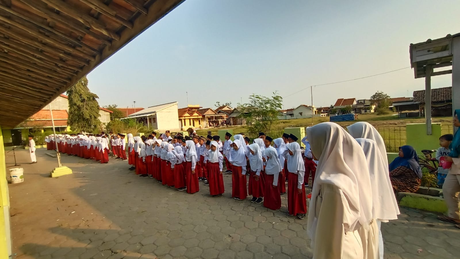 Madrasah adalah lembaga pendidikan yang membentuk peserta didik agar beriman, berakhlak mulia, dan berilmu.